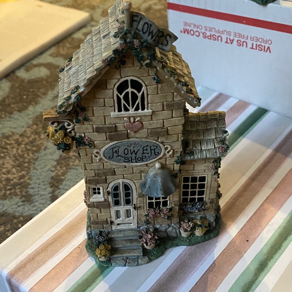 Charming Flower Shop Figurine ivy and Innocence